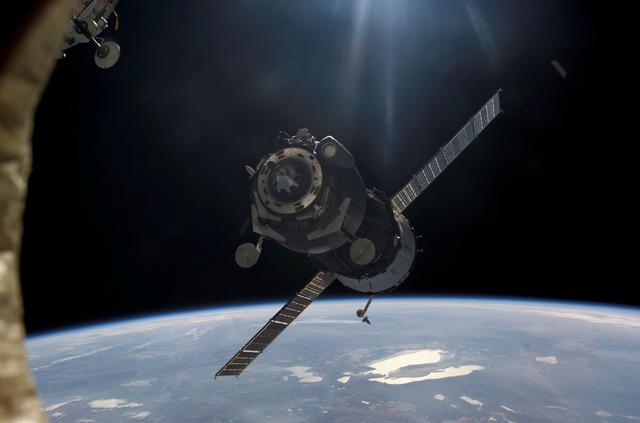 kegunaan satelit untuk komunikasi global